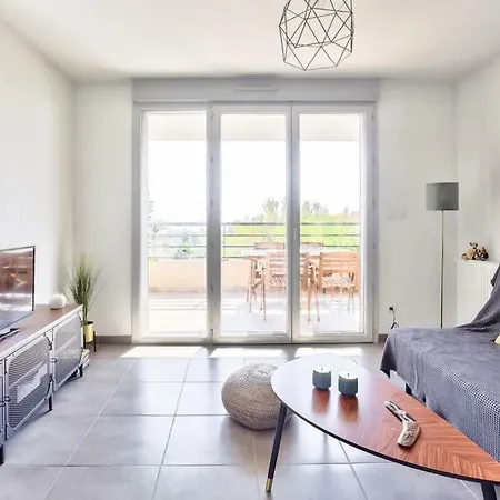 Agreable 2 Pieces De 53m2 Avec Vue Degagee Sur Mer Apartman Antibes