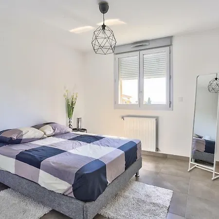 Agreable 2 Pieces De 53m2 Avec Vue Degagee Sur Mer Apartman Antibes
