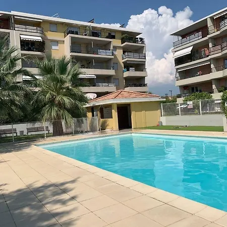 Agreable 2 Pieces De 53m2 Avec Vue Degagee Sur Mer Antibes